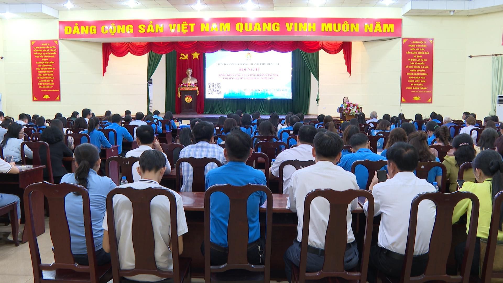 Có thể là hình ảnh về một hoặc nhiều người, mọi người đang học và văn bản