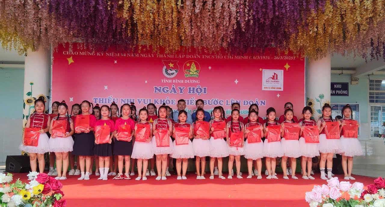 Có thể là hình ảnh về 10 người và văn bản