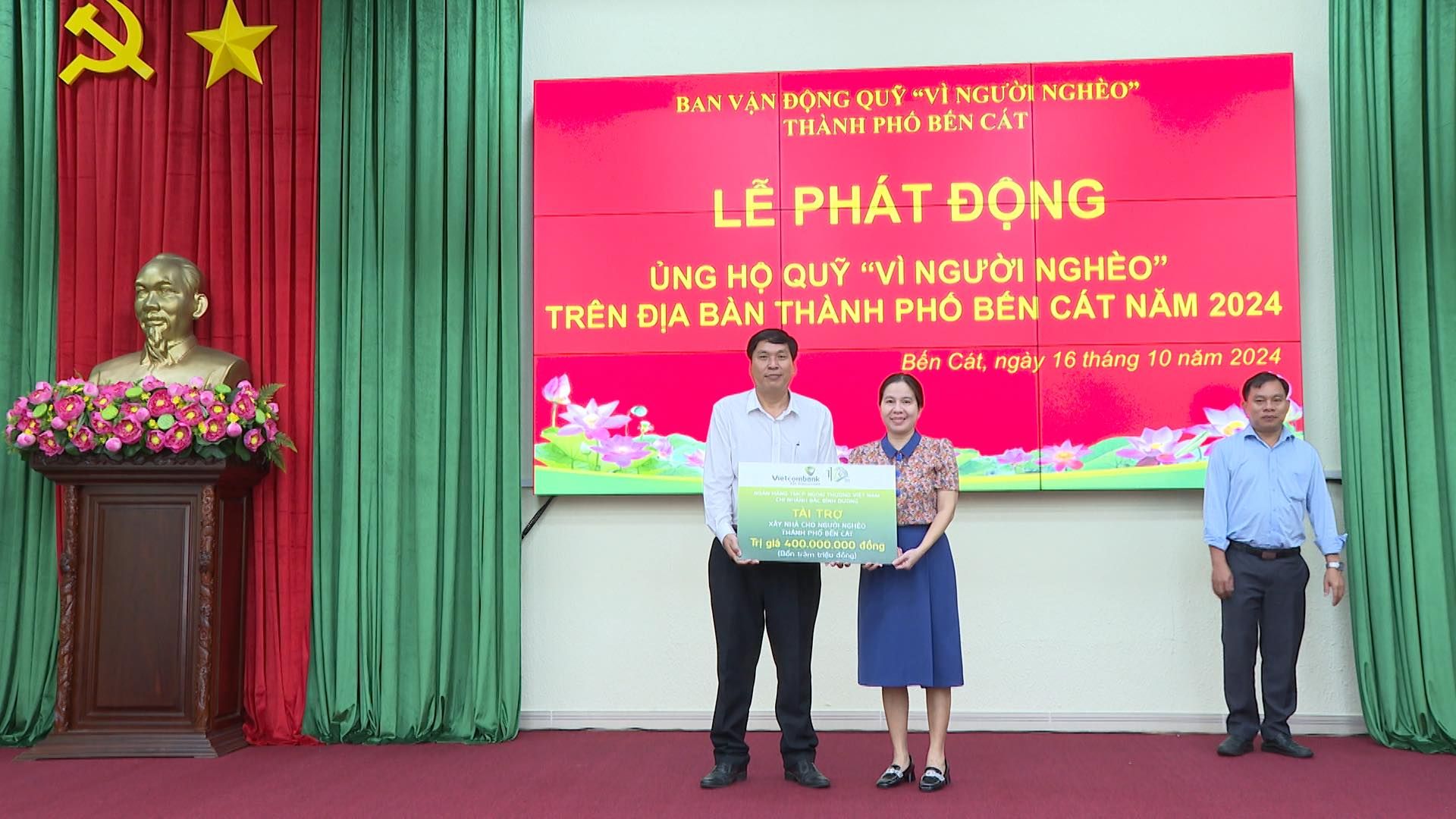 Có thể là hình ảnh về 3 người và văn bản