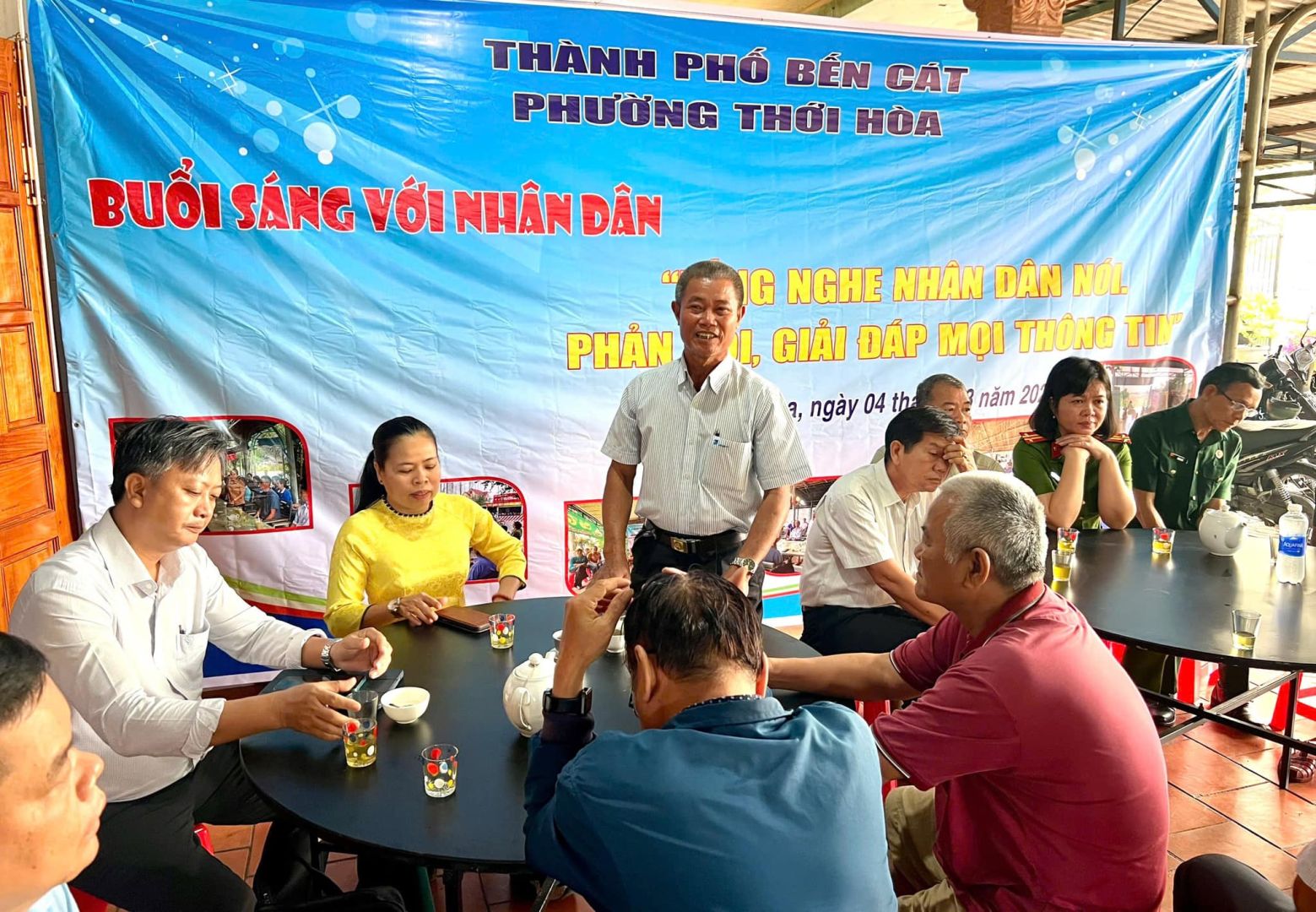 Có thể là hình ảnh về 7 người và văn bản cho biết 'THÀNH ΡHό BẾN CAT PHƯỜNG THỚI HÒA BUỔISÁNG BUỔI SÁNG VỚI NHÂN DÂN た PHẢN IG NGHE NHÂN DÂN NÓI. សរ. GIẢI ĐẤP MOI THÔNG TIN 7, ngày 04 the năm 20'