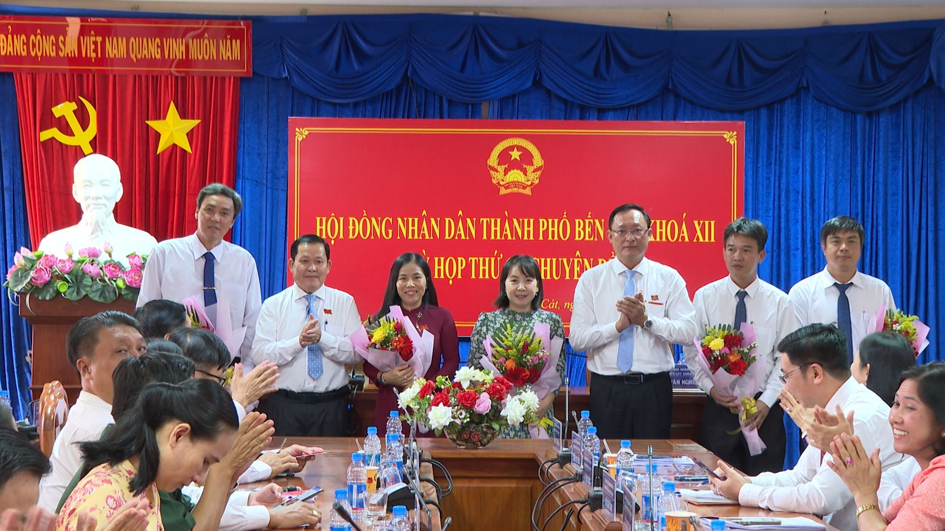 C&oacute; thể l&agrave; h&igrave;nh ảnh về 11 người, c&aacute;i bục v&agrave; văn bản