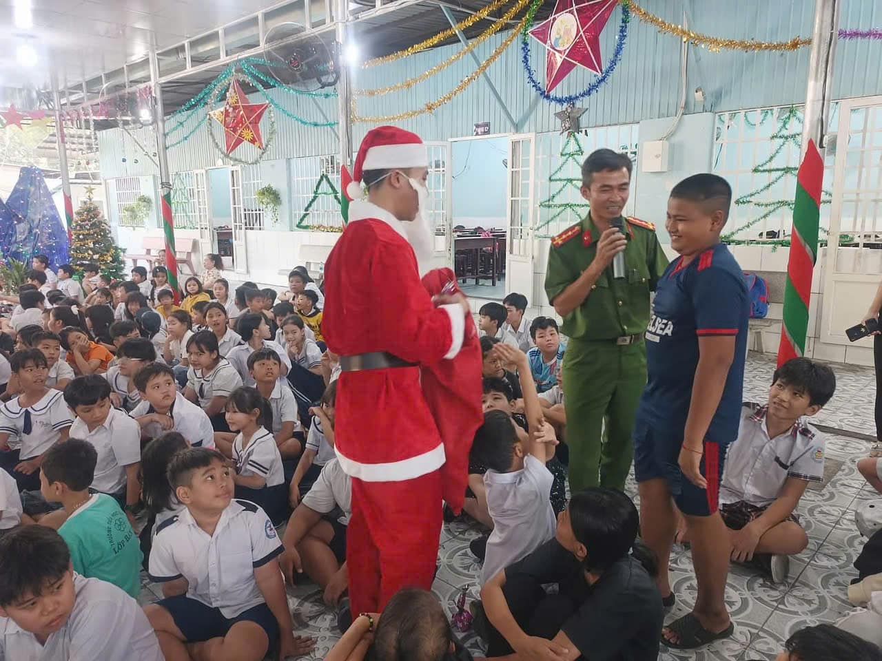 Có thể là hình ảnh về 6 người, cây và văn bản