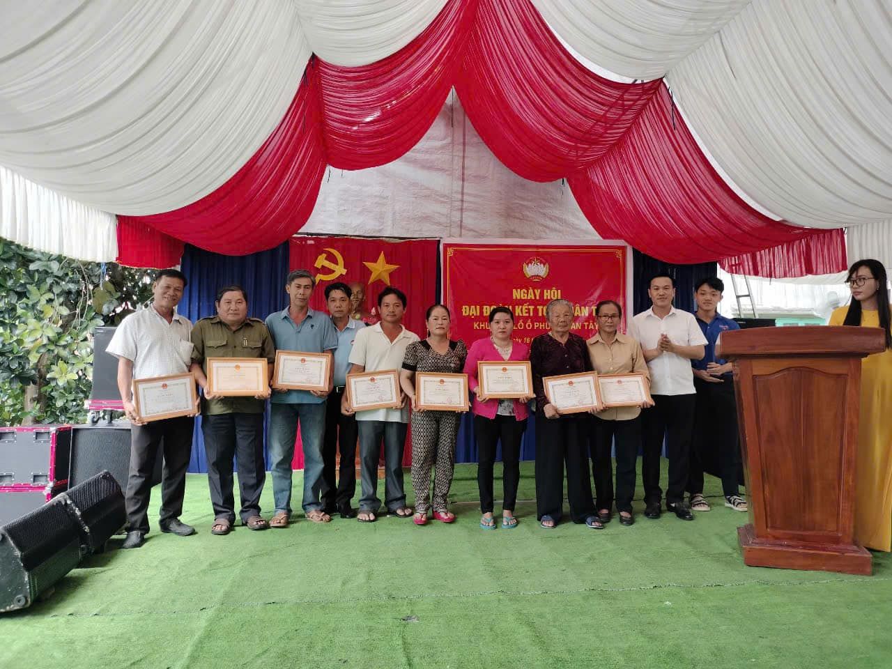 Có thể là hình ảnh về 12 người, cái bục và văn bản