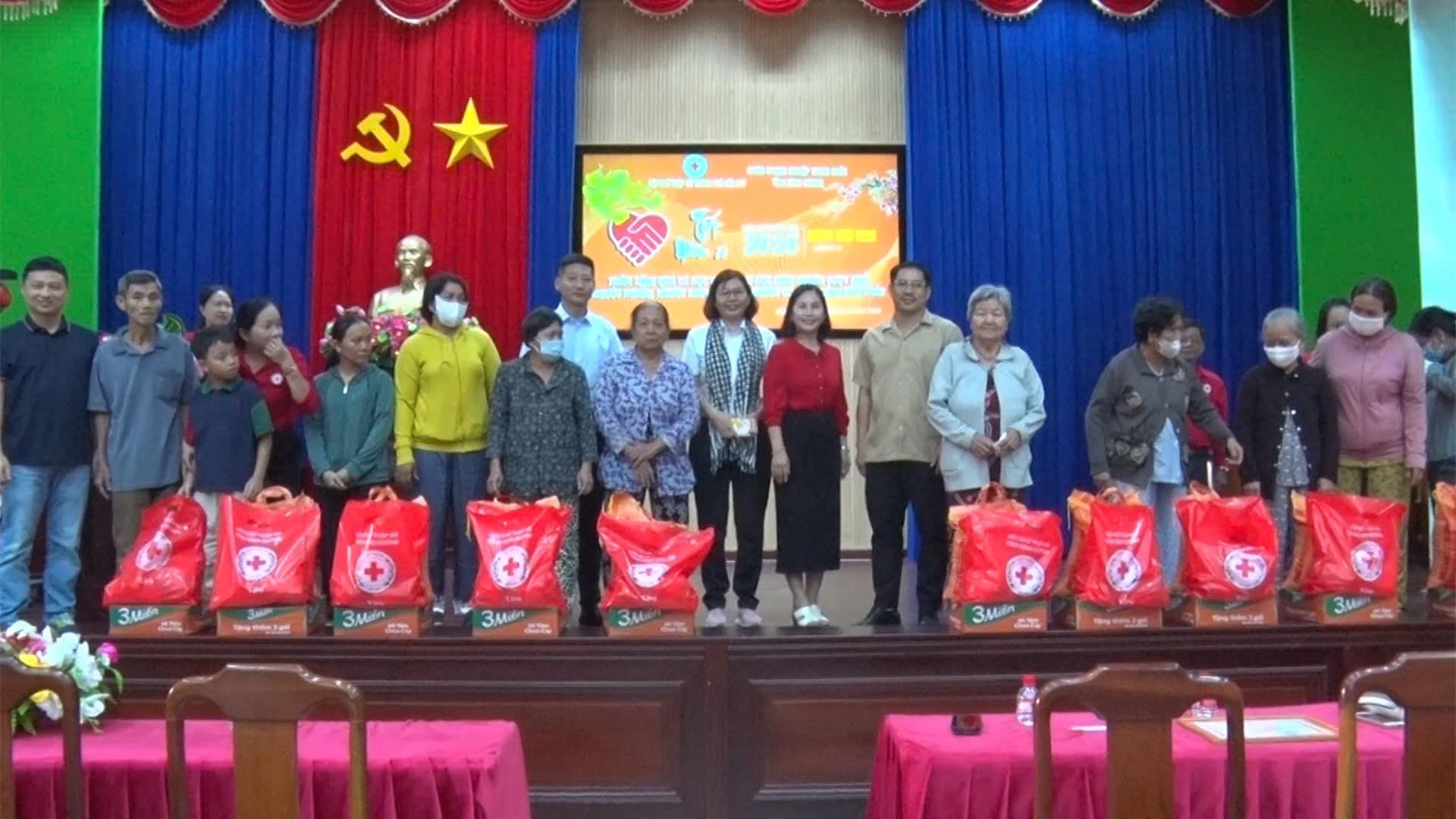 Có thể là hình ảnh về 17 người và văn bản