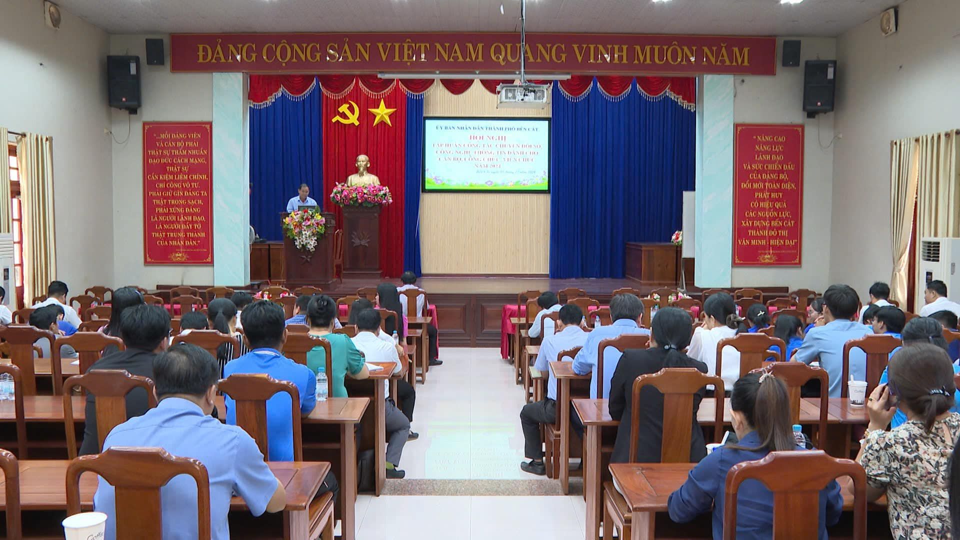 Có thể là hình ảnh về 7 người, mọi người đang học, cái bục và văn bản
