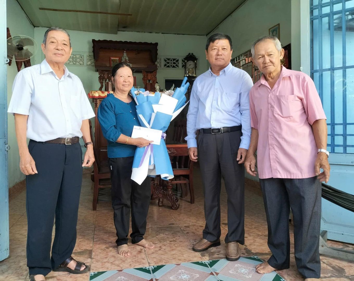 C&oacute; thể l&agrave; h&igrave;nh ảnh về 4 người