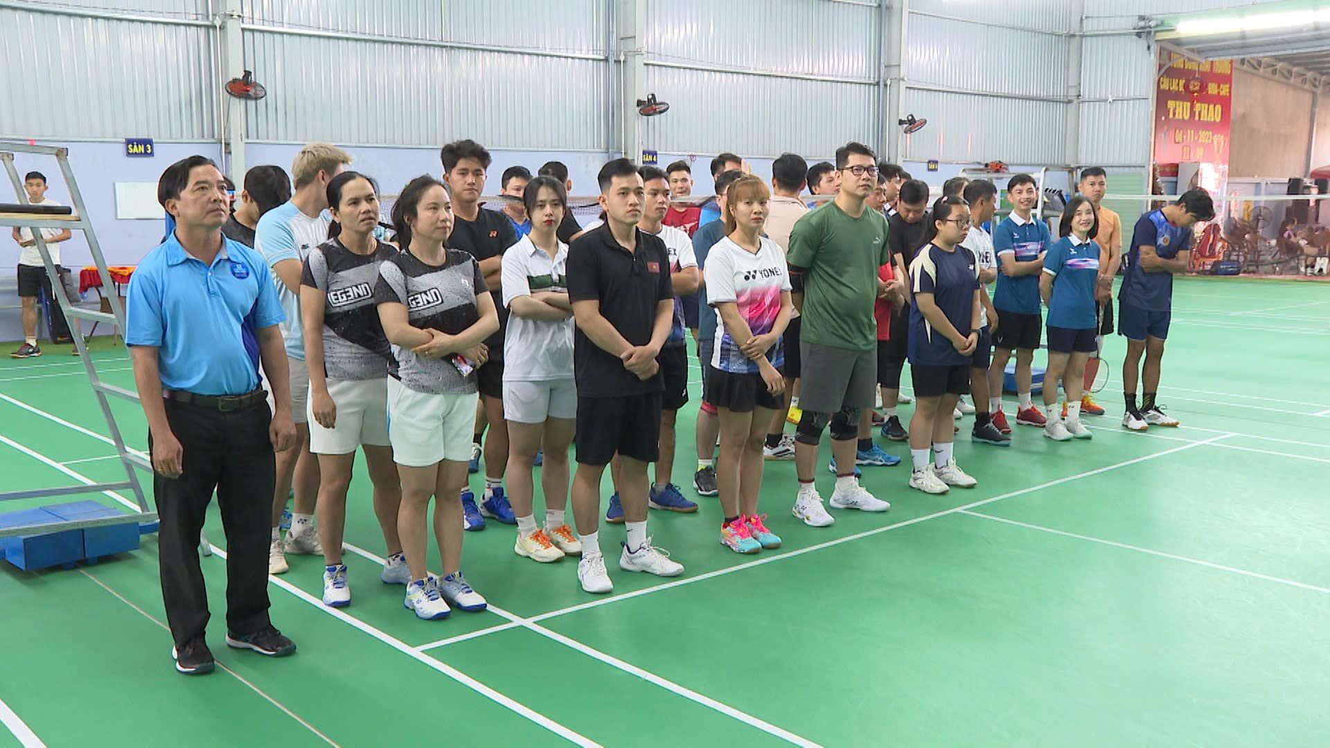Có thể là hình ảnh về 9 người, mọi người đang chơi tennis và văn bản