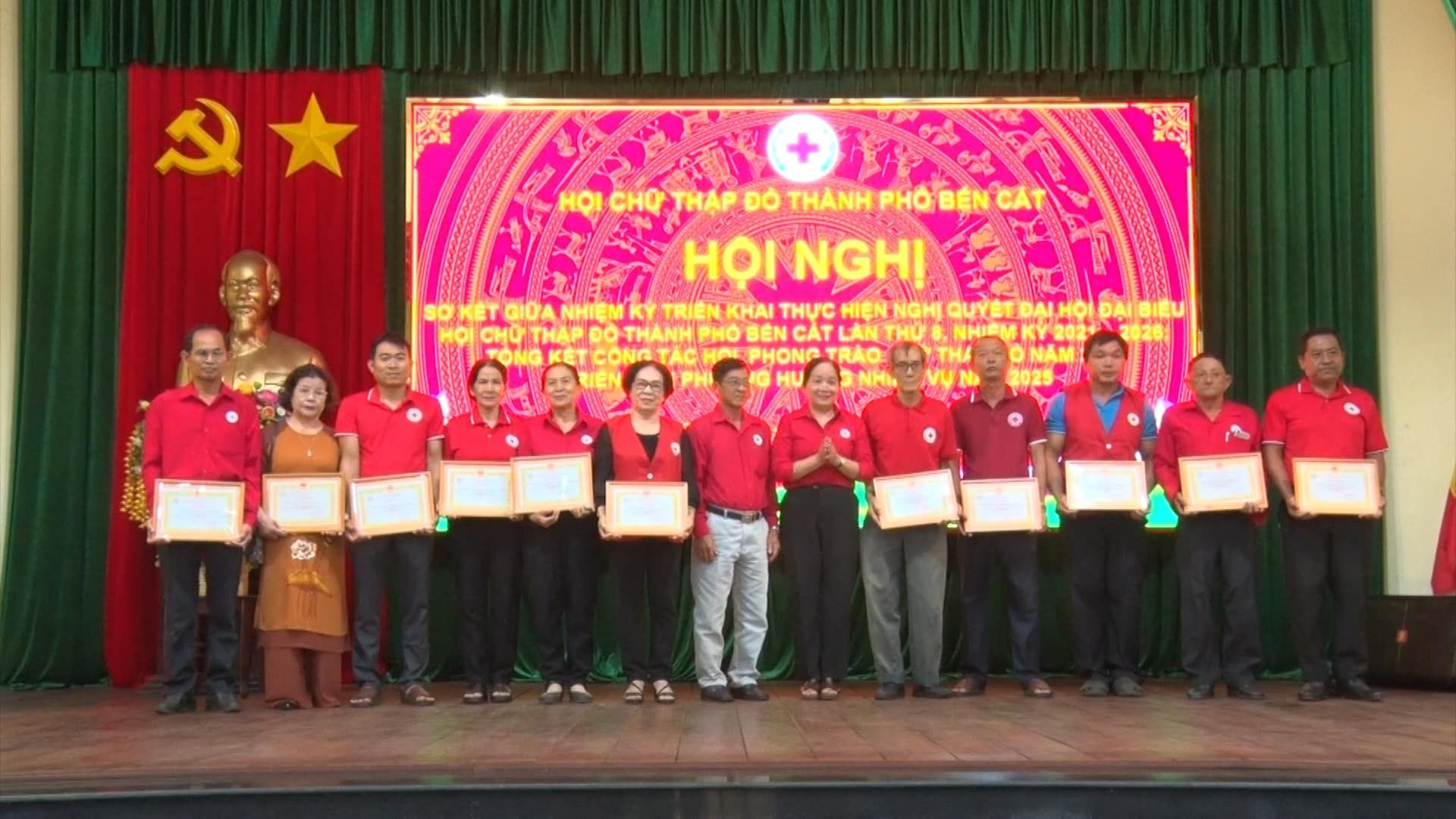 Có thể là hình ảnh về 13 người và văn bản