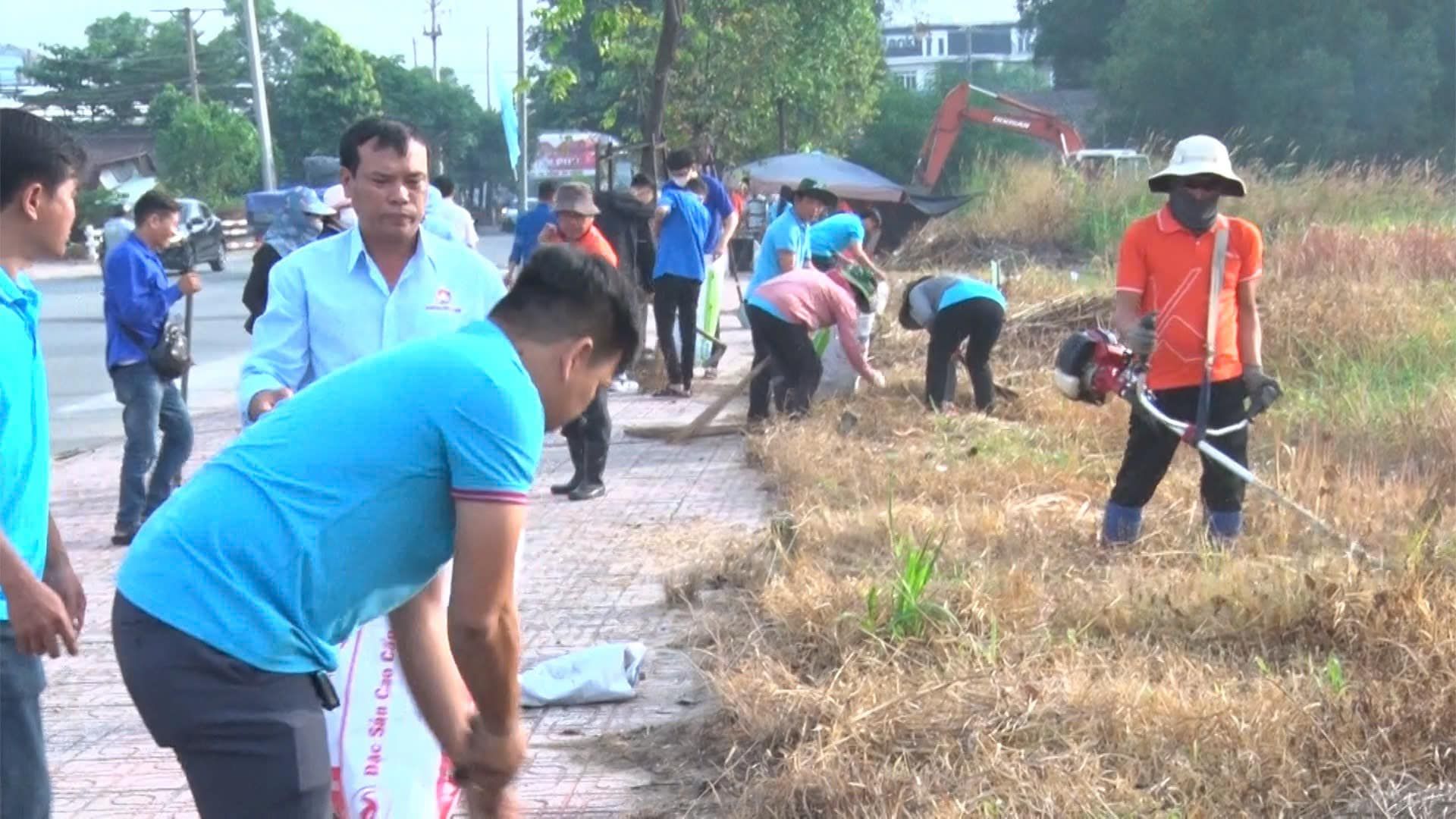 C&oacute; thể l&agrave; h&igrave;nh ảnh về 8 người, c&acirc;y v&agrave; cỏ