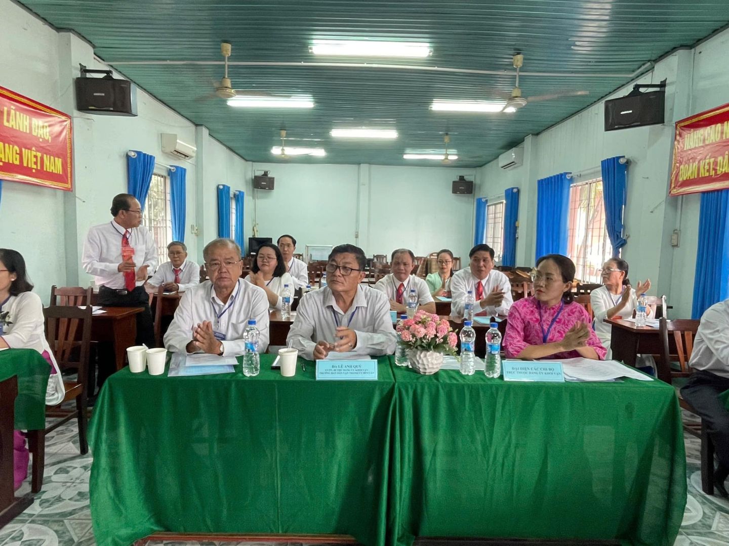 Có thể là hình ảnh về 11 người và văn bản