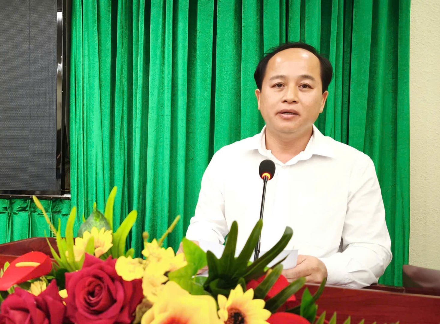 Có thể là hình ảnh về 1 người và cái bục