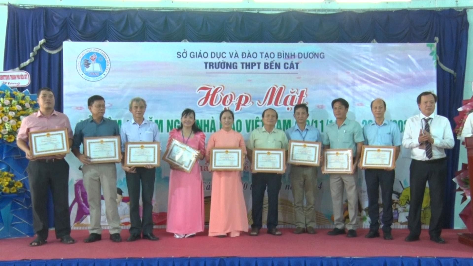 Có thể là hình ảnh về 11 người và văn bản