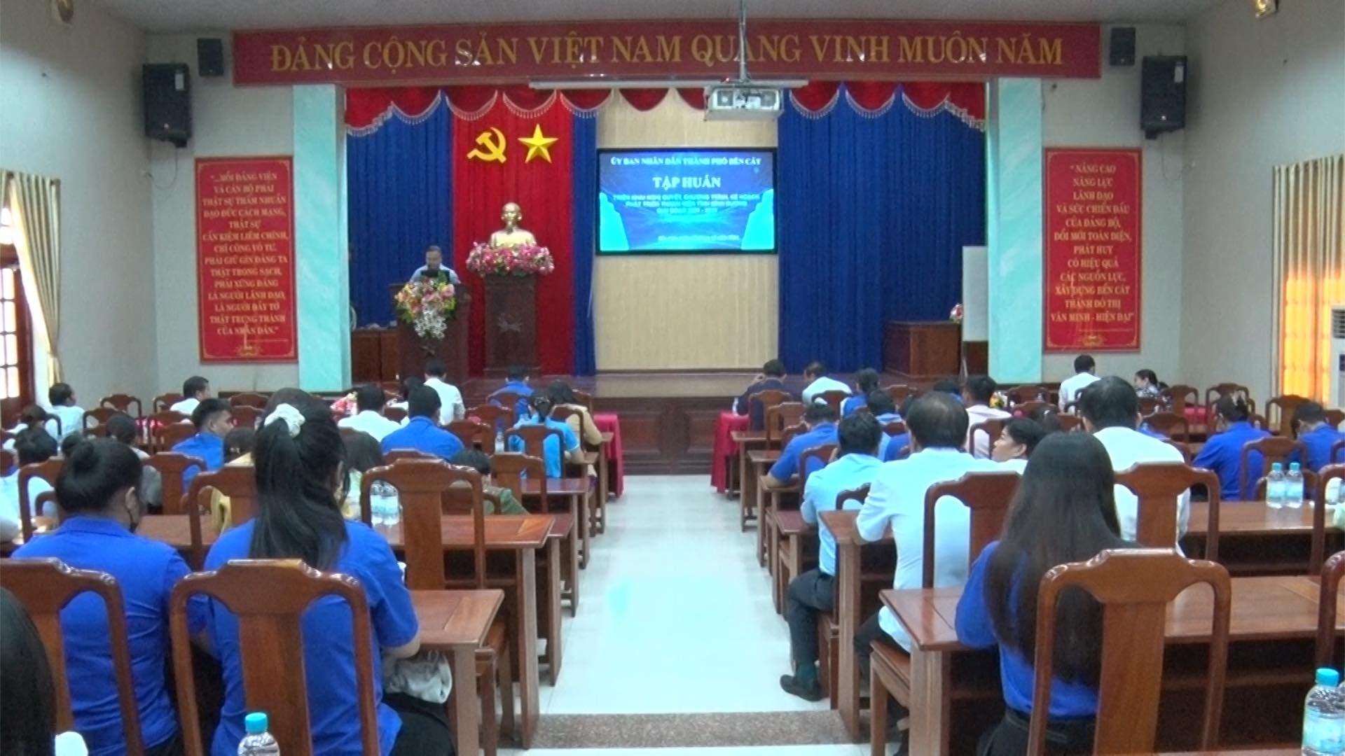 Có thể là hình ảnh về 6 người, mọi người đang học và văn bản