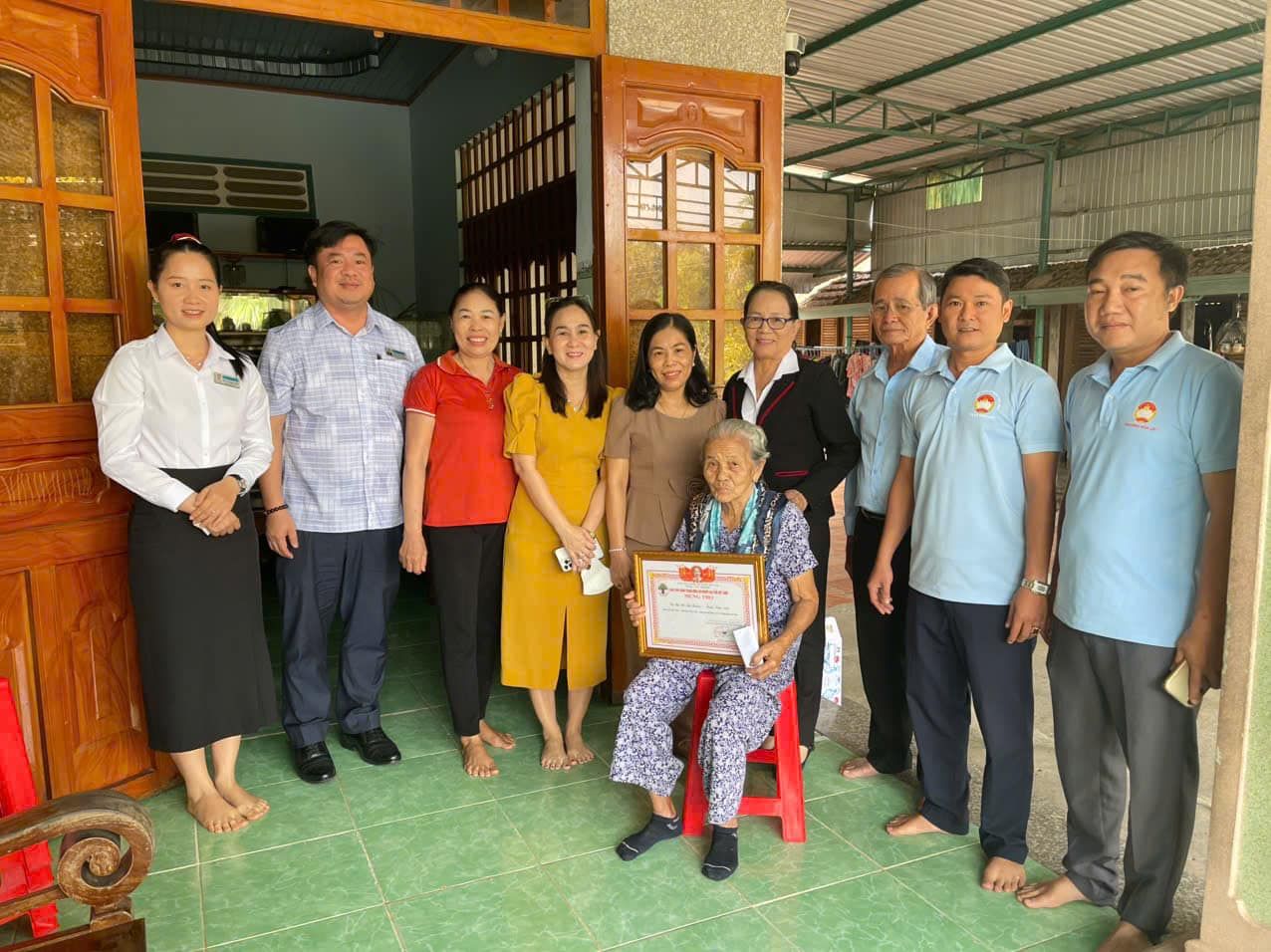 Có thể là hình ảnh về 8 người