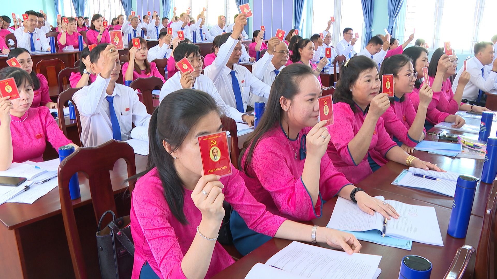 C&oacute; thể l&agrave; h&igrave;nh ảnh về 2 người, mọi người đang học v&agrave; văn bản