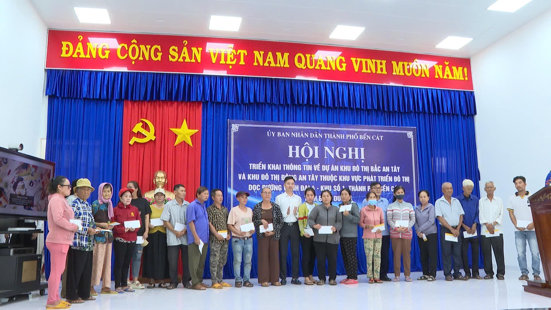 Có thể là hình ảnh về 20 người, cái bục và văn bản