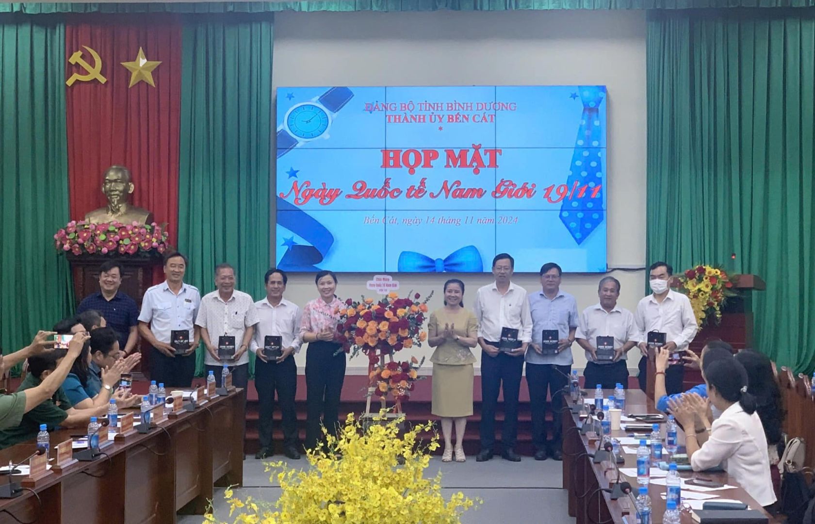 Có thể là hình ảnh về 12 người, cái bục và văn bản