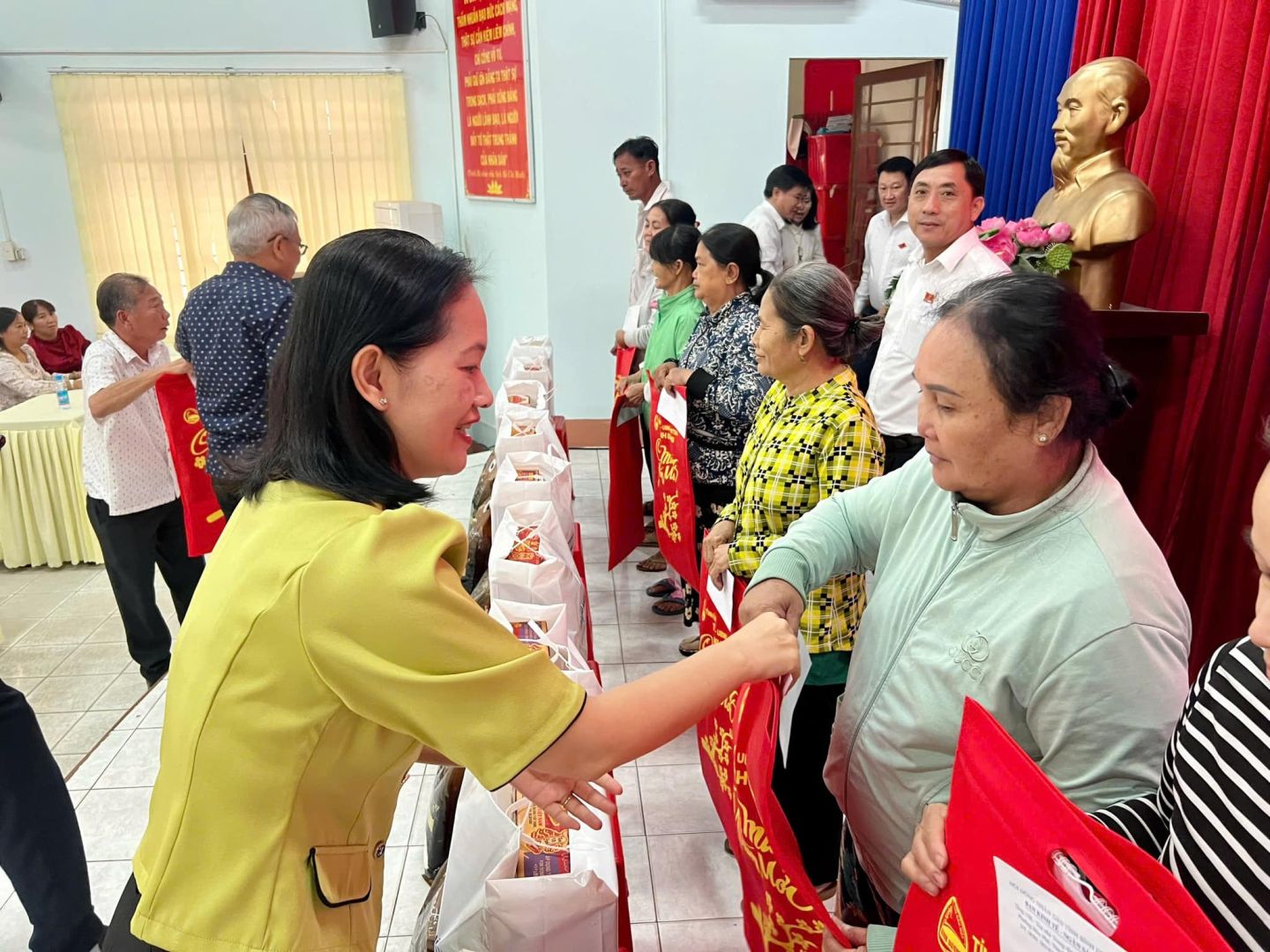 Có thể là hình ảnh về 9 người và văn bản