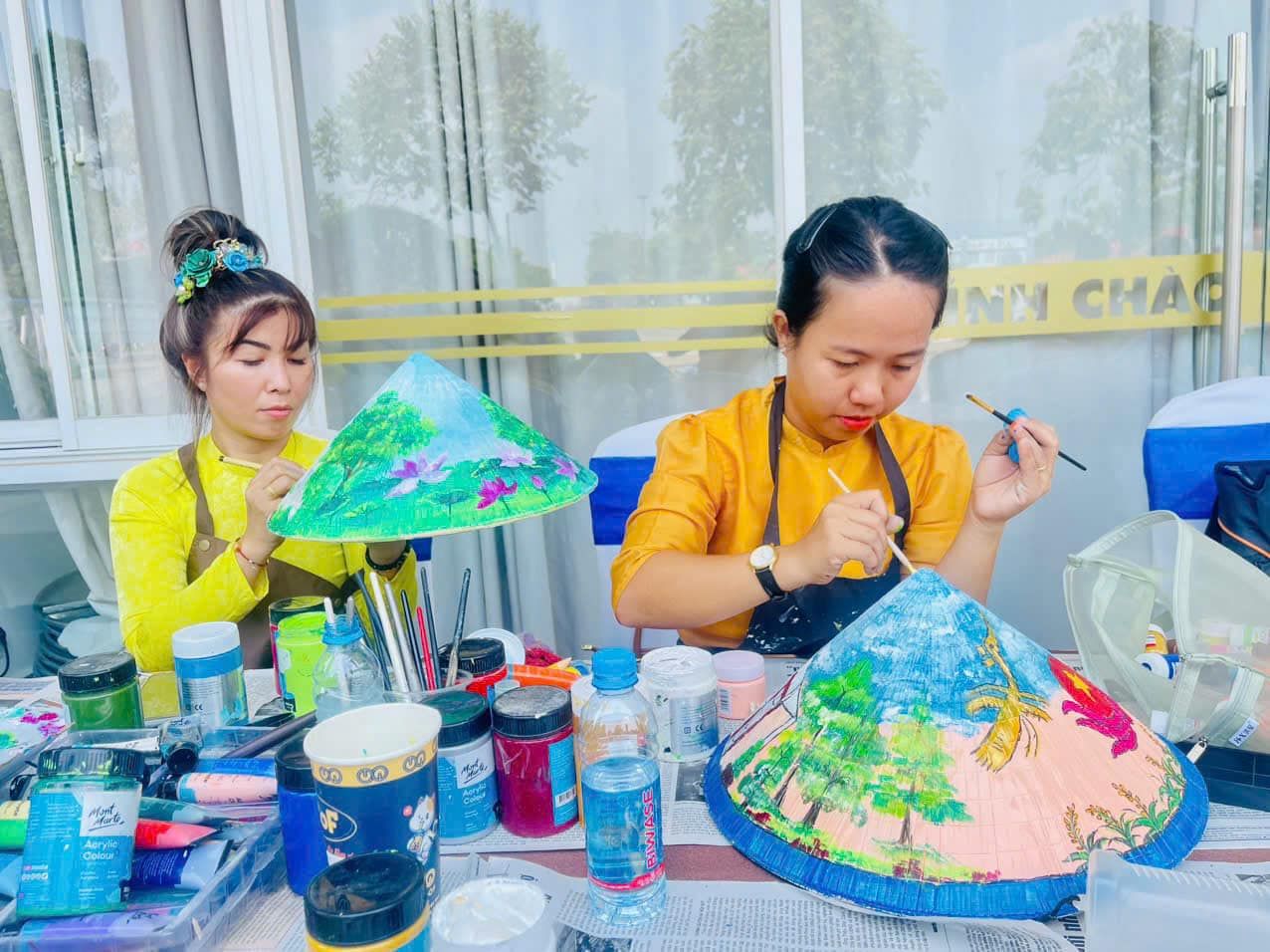 Có thể là hình ảnh về 2 người và văn bản cho biết 'NH NHCHAC CHAC A ผ0 00 งล'