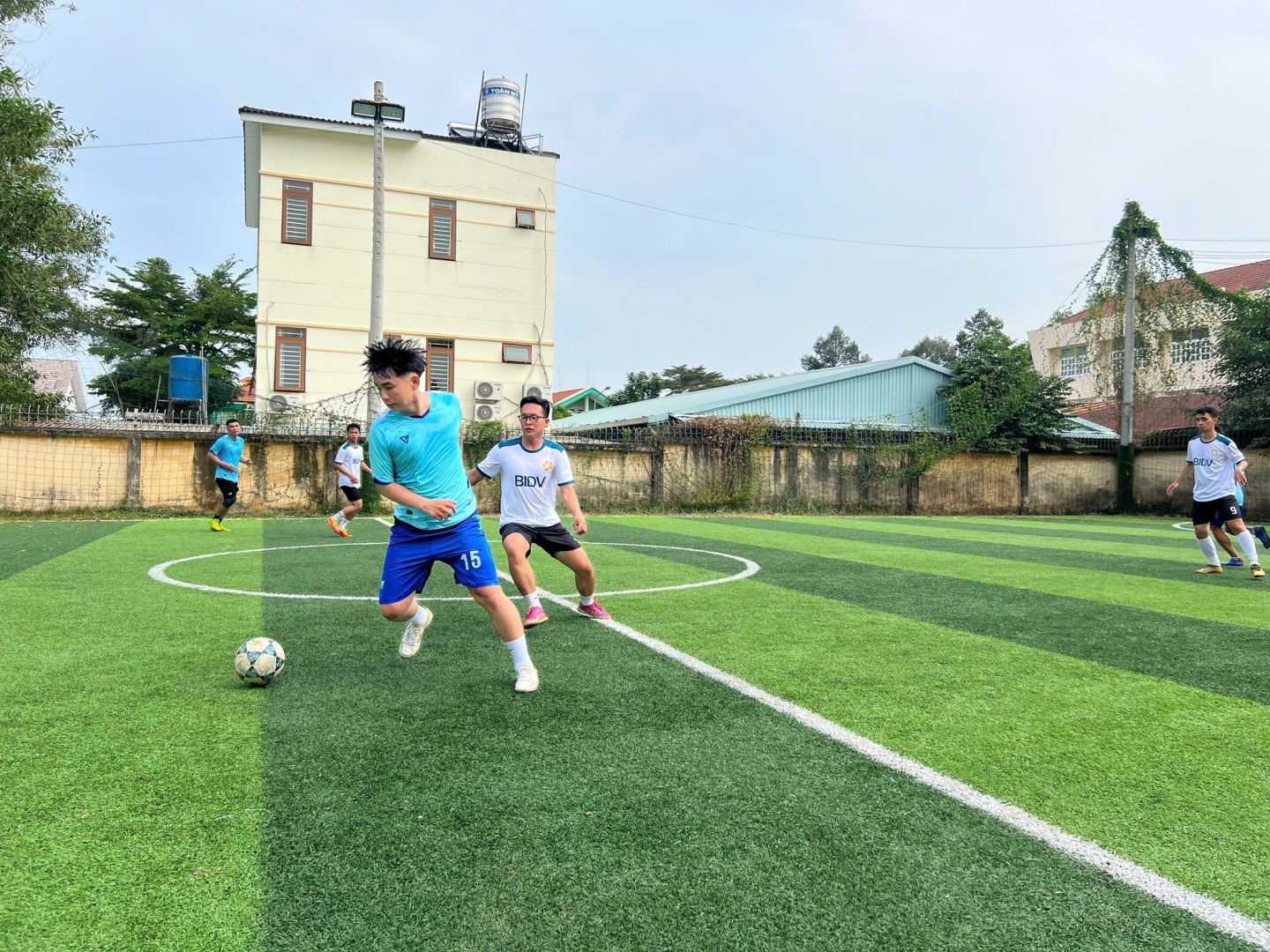 Có thể là hình ảnh về 4 người, mọi người đang chơi bóng bầu dục, mọi người đang chơi bóng đá, cỏ và văn bản