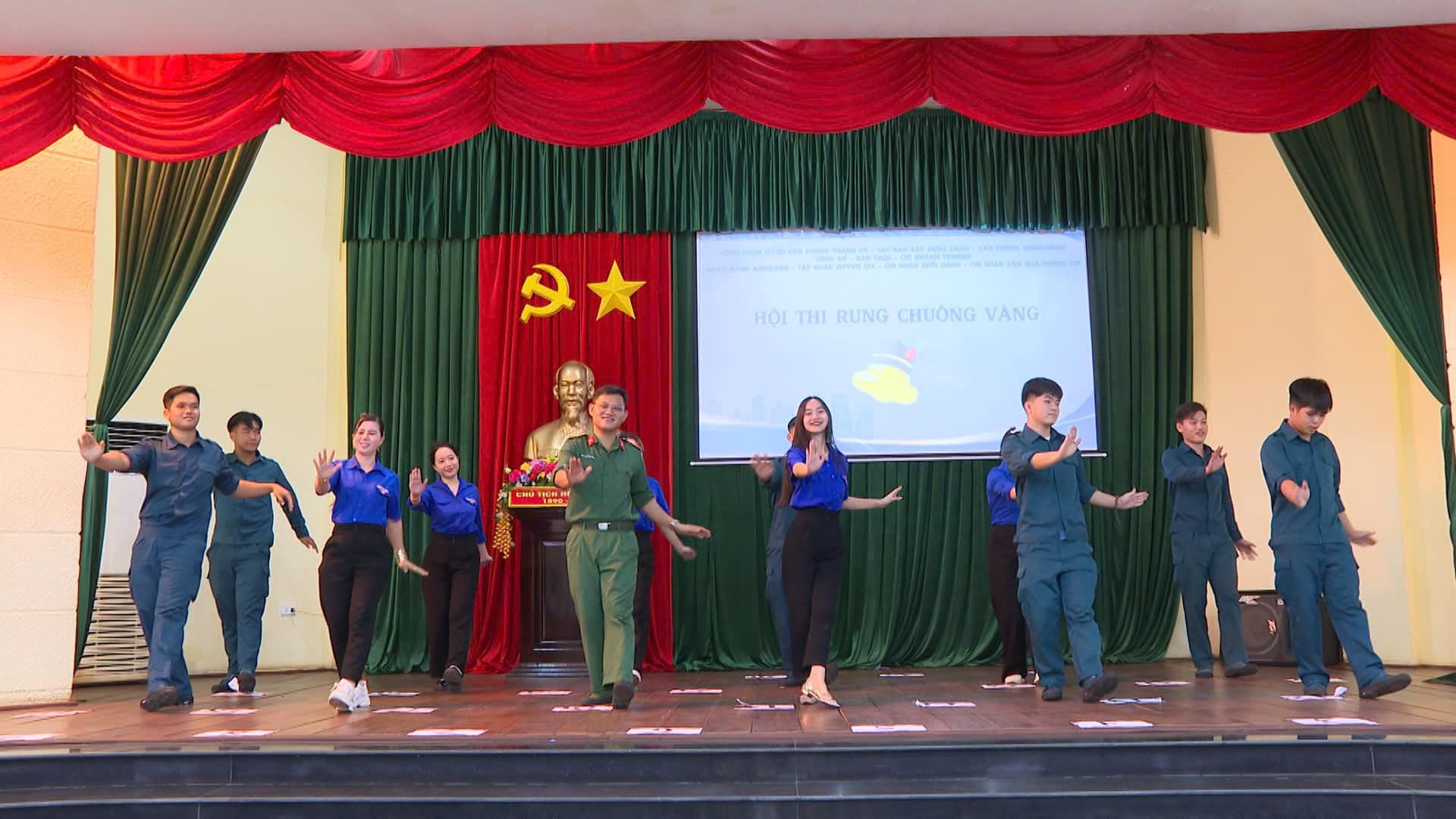 Có thể là hình ảnh về 10 người