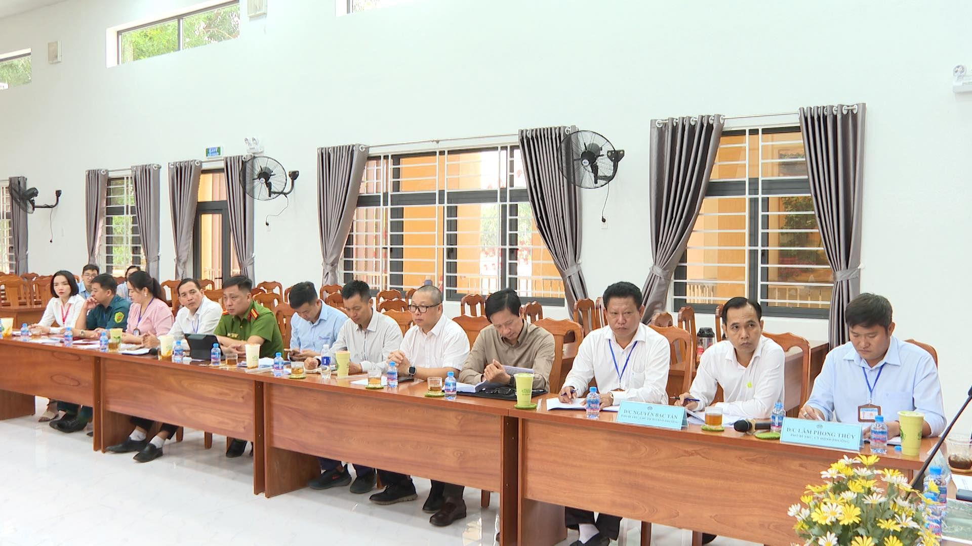 Có thể là hình ảnh về 14 người, mọi người đang học, bàn, bệnh viện và cái bục