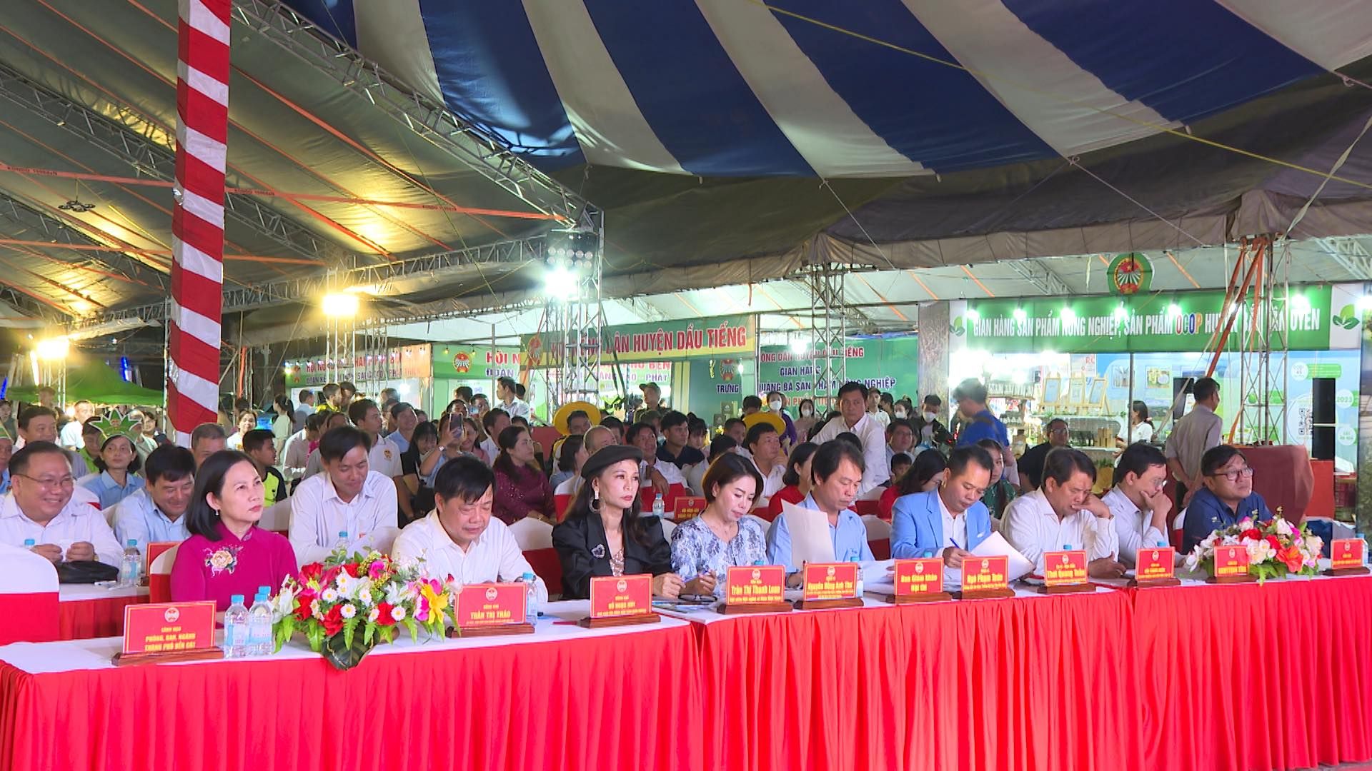 C&oacute; thể l&agrave; h&igrave;nh ảnh về 4 người v&agrave; văn bản