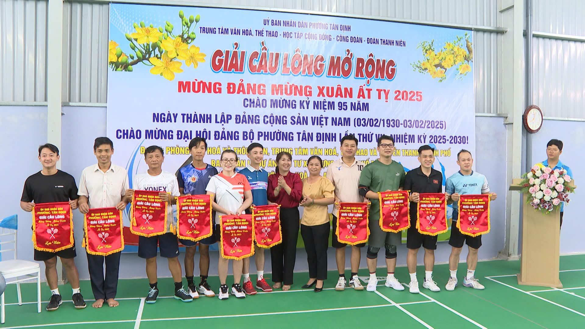 Có thể là hình ảnh về 12 người và văn bản cho biết 'UY BAN NHÂN DÀN PHƯƠNG TAN DINH TRUNG TÂM AN HOA, THỂ THAO HOC AP CONG ĐONG CONGDOAN DOAN BOAN THANH NIỆN GIẢI CẦU LÔNG MỞ RỘNG MỪNG ĐẢNG MỪNG XUÂN ẤT T 2025 CHÀO MỪNG KỲ NIỆM 95 NĂM NGÀY THÀNH LẬP ĐẢNG CỘNG SẢN VIỆT NAM (03/02/1930-03/02/2025) CHÀO MỪNG ĐẠI ĐẠLHÓI ري ĐẢNG BỘ PHƯỞNG TÂN ĐỊNH NHIỆM KỲ 2025-2030! PHONG HOA THỎI @Ch. TRING TÂM VÂN HoA, EN THANK PHO บ VOMEX MÁecaas HAD VÀ លា." KET'