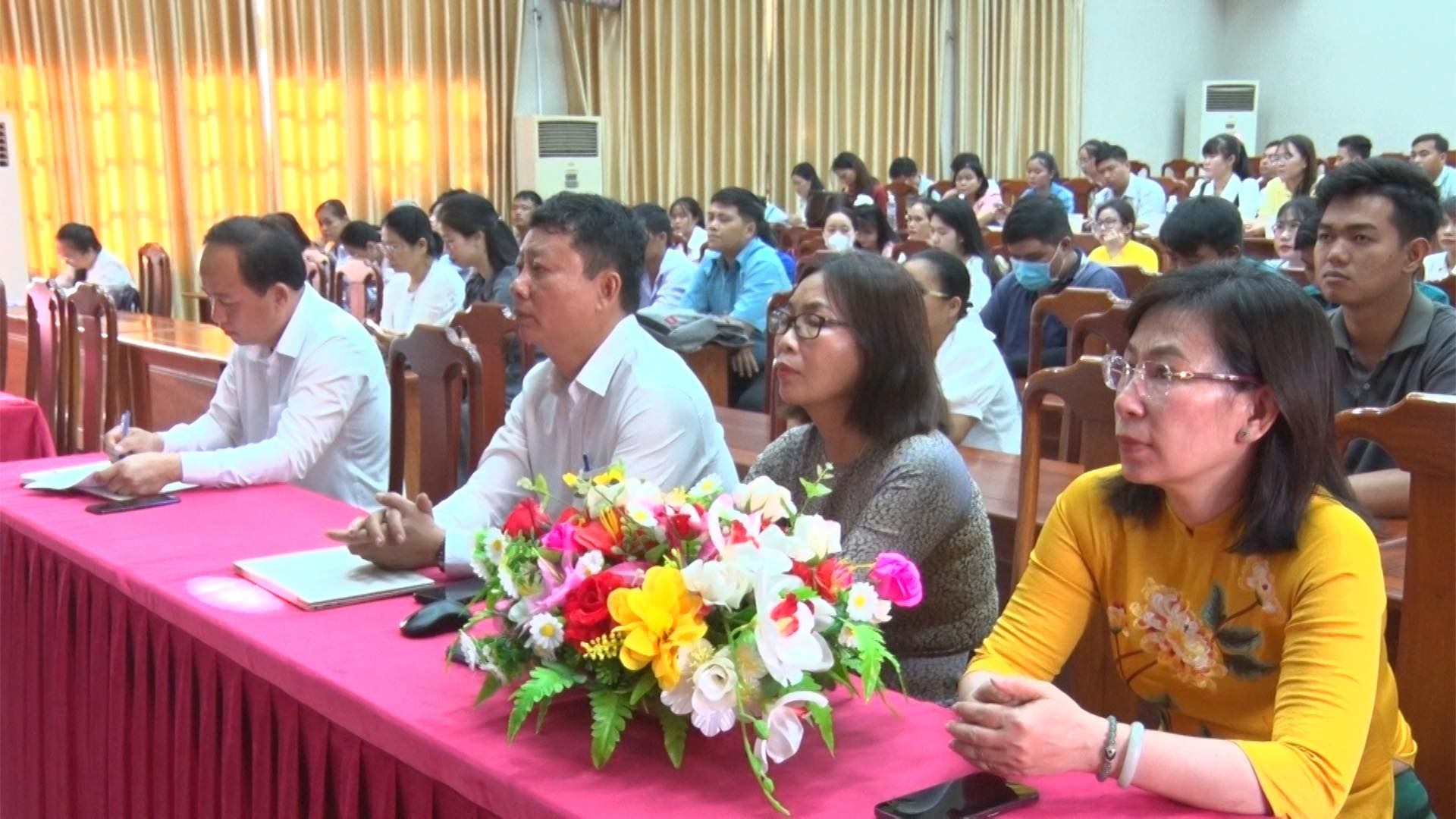 C&oacute; thể l&agrave; h&igrave;nh ảnh về 3 người