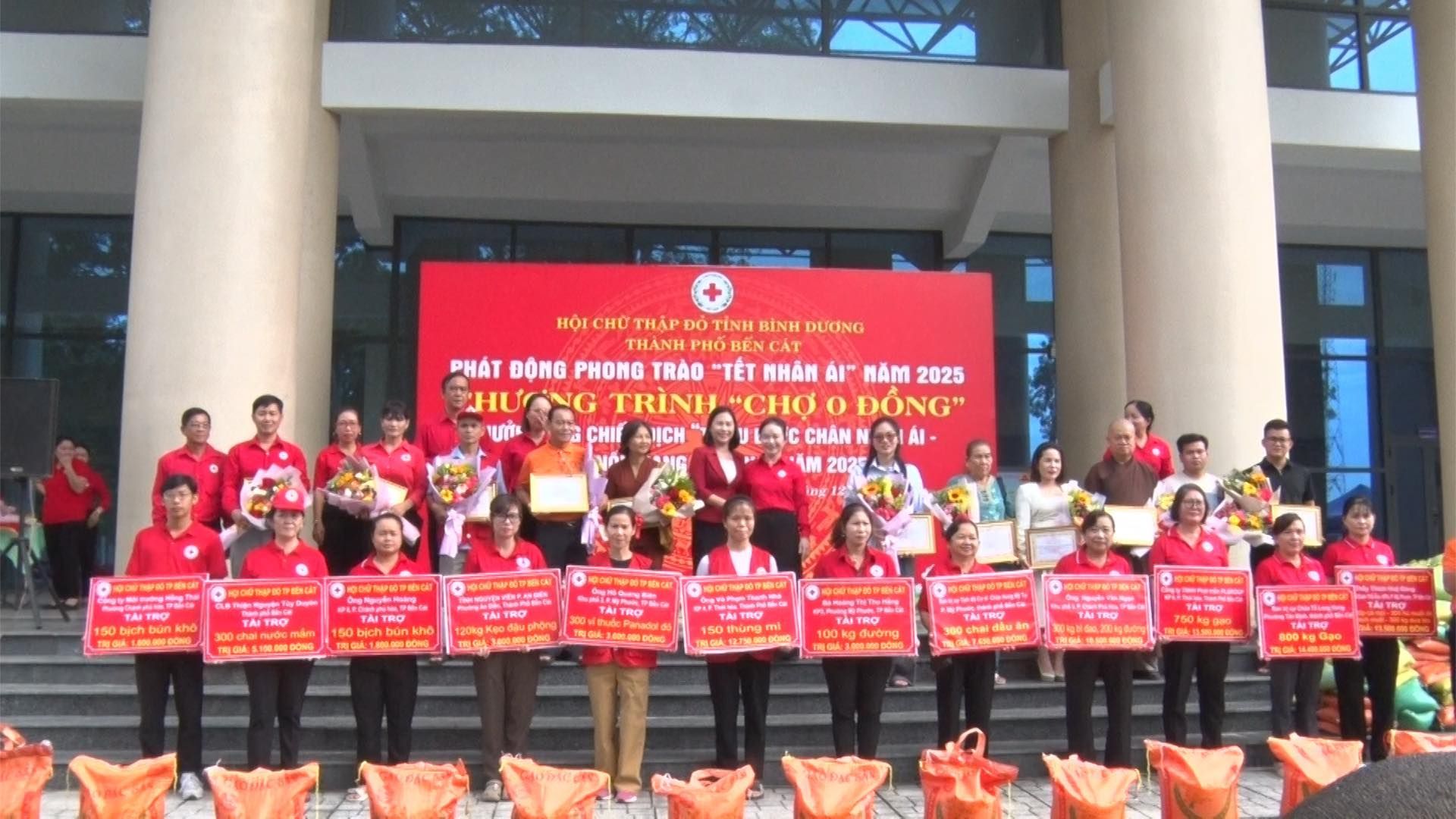 Có thể là hình ảnh về 8 người và văn bản