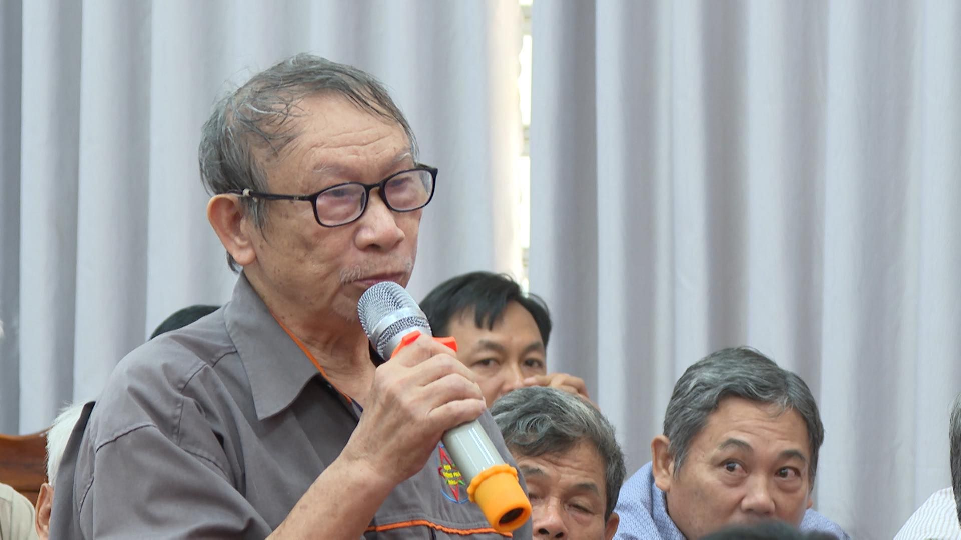 C&oacute; thể l&agrave; h&igrave;nh ảnh về 3 người v&agrave; c&aacute;i bục