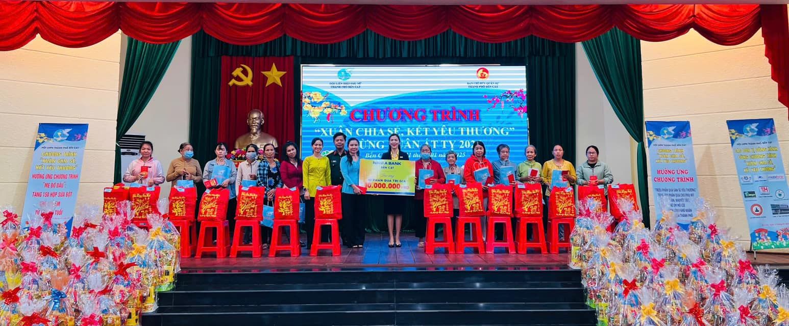 Có thể là hình ảnh về 14 người và văn bản