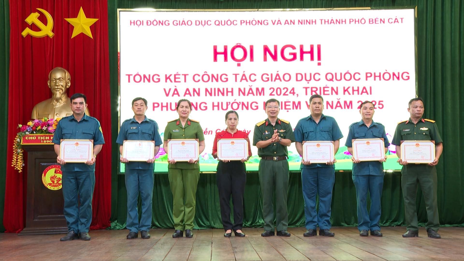 Có thể là hình ảnh về 8 người và văn bản