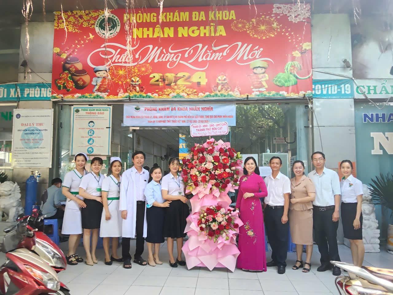 Có thể là hình ảnh về 12 người, đền thờ, bệnh viện và văn bản