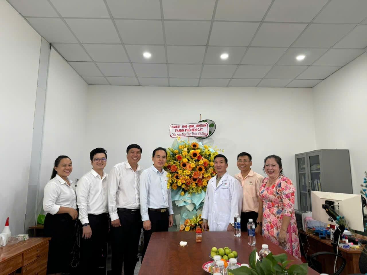 C&oacute; thể l&agrave; h&igrave;nh ảnh về 7 người v&agrave; văn bản