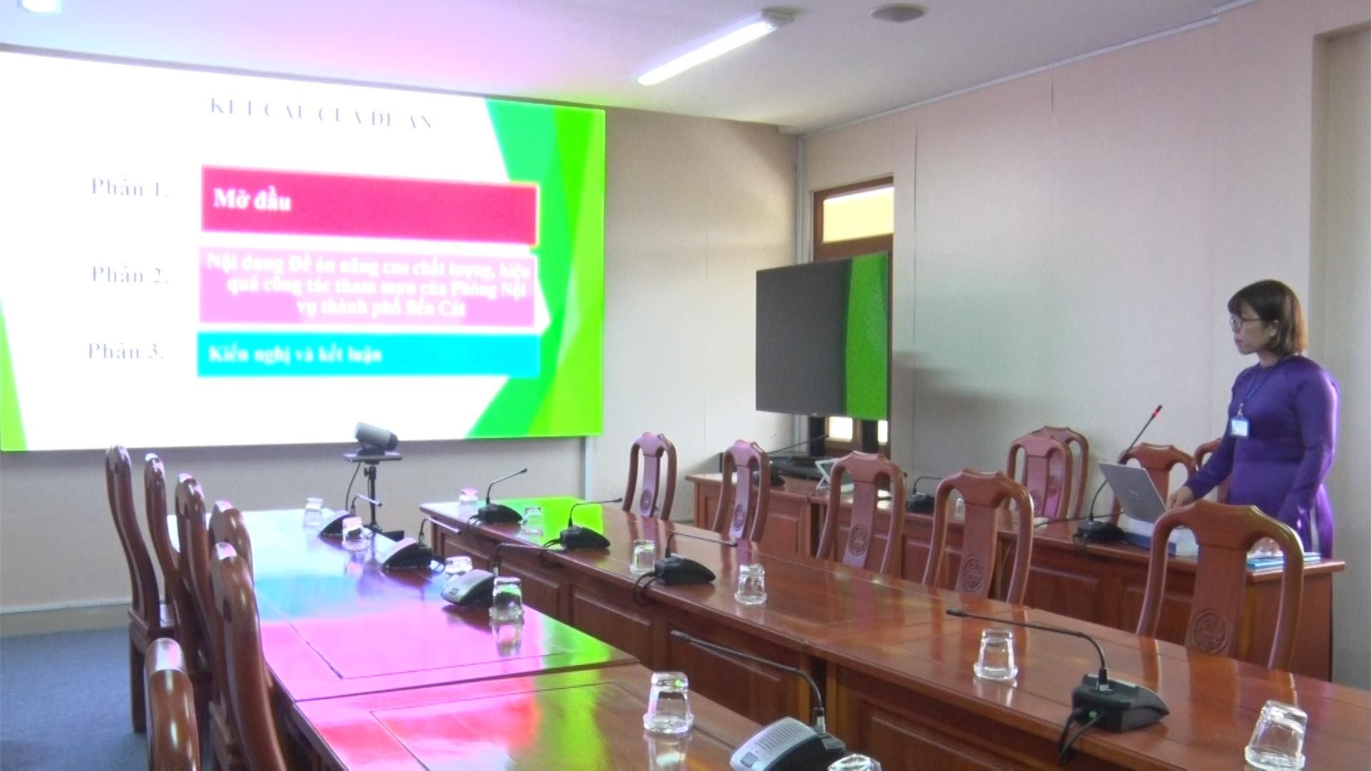 Có thể là hình ảnh về 1 người, đang học và văn bản