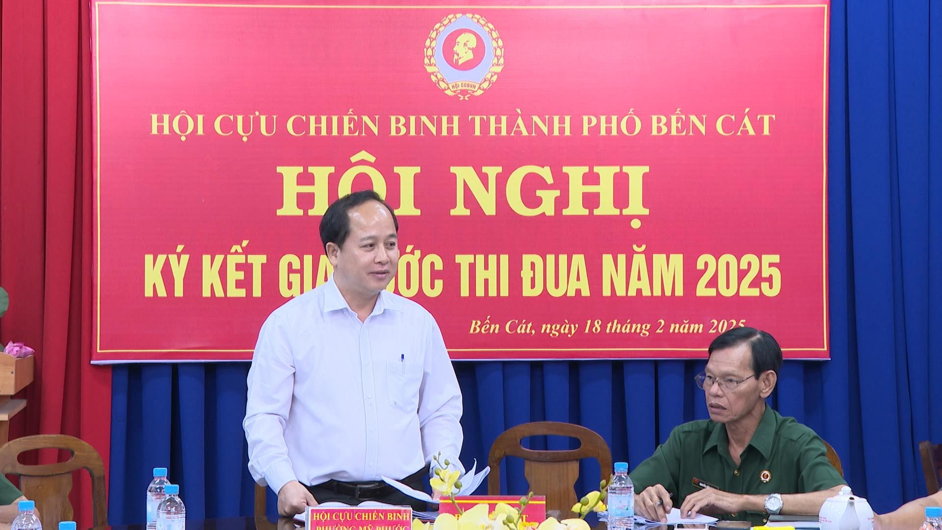 Có thể là hình ảnh về 2 người và văn bản cho biết 'รุง HỘI CỰU CHIÊN BINH THÀNH ΡHό BÉN CÁT HÔI NGHỊ KÝ KẾT GIA ỚC TH ĐUA NĂM 2025 Bến Cát, ngày 18 tháng 2 năm 2025 HOICUUCHIENBINH HOICUU CHIENBINH'