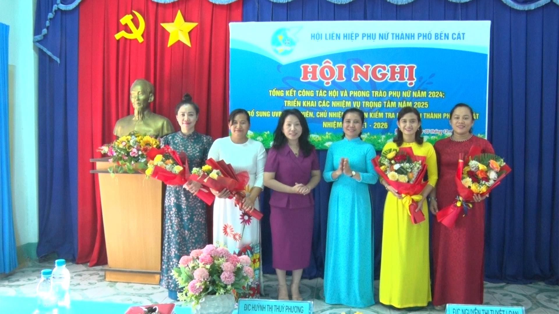 Có thể là hình ảnh về 7 người, cái bục và văn bản cho biết 'HOI LIEN HIỆP FLENHEPPHUNUTHANHPHOBENCAT PHU NƯ THANH PHO BEN CAT HỘI NGHỊ TỐNG KẾT CÔNG TAC HOI PHONG TRÃO PHU NỮ NĂM 2024: TRIỀN KHAI CAC NHIỆM TRONG TÂM NÂM 2025 1Ó SUNG UVP 4EH, cHu NHIỆ KIEM TRA THÁNH PH NHIÊM 2026 CЛH ค่รตวเล'