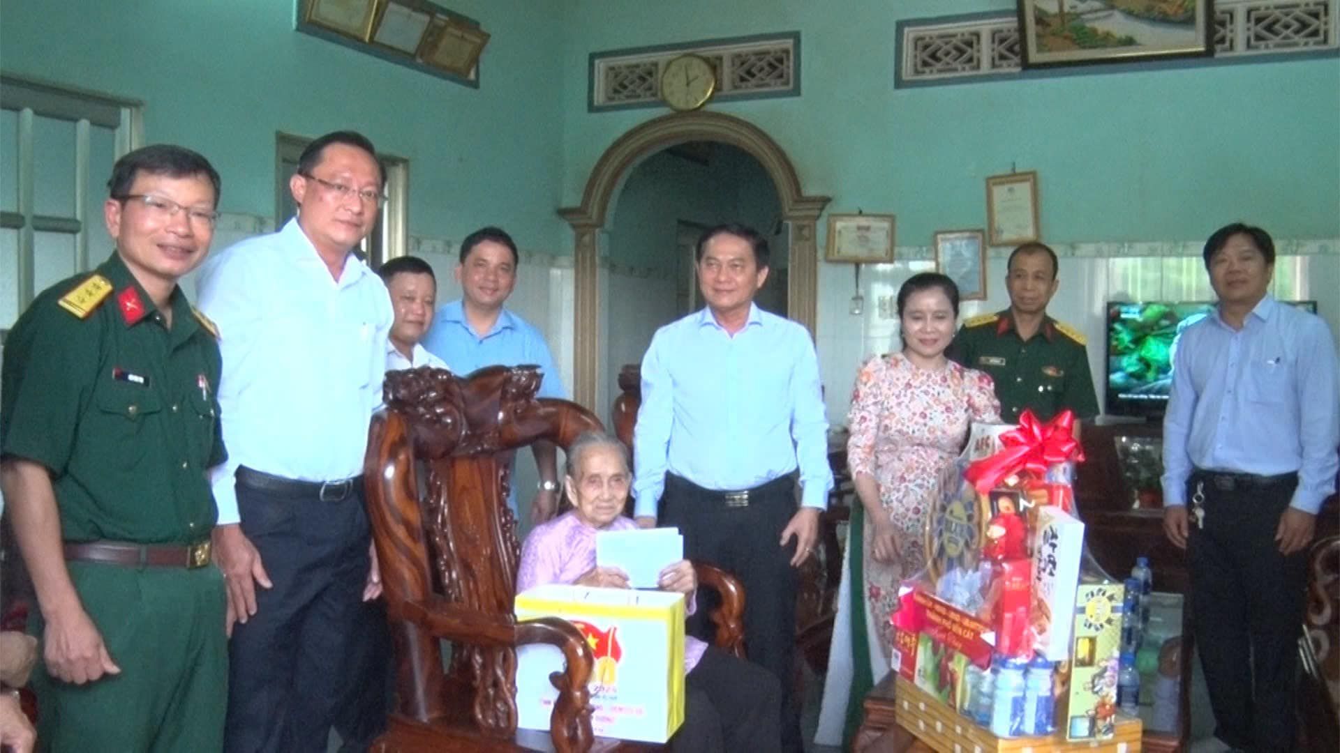 Có thể là hình ảnh về 8 người