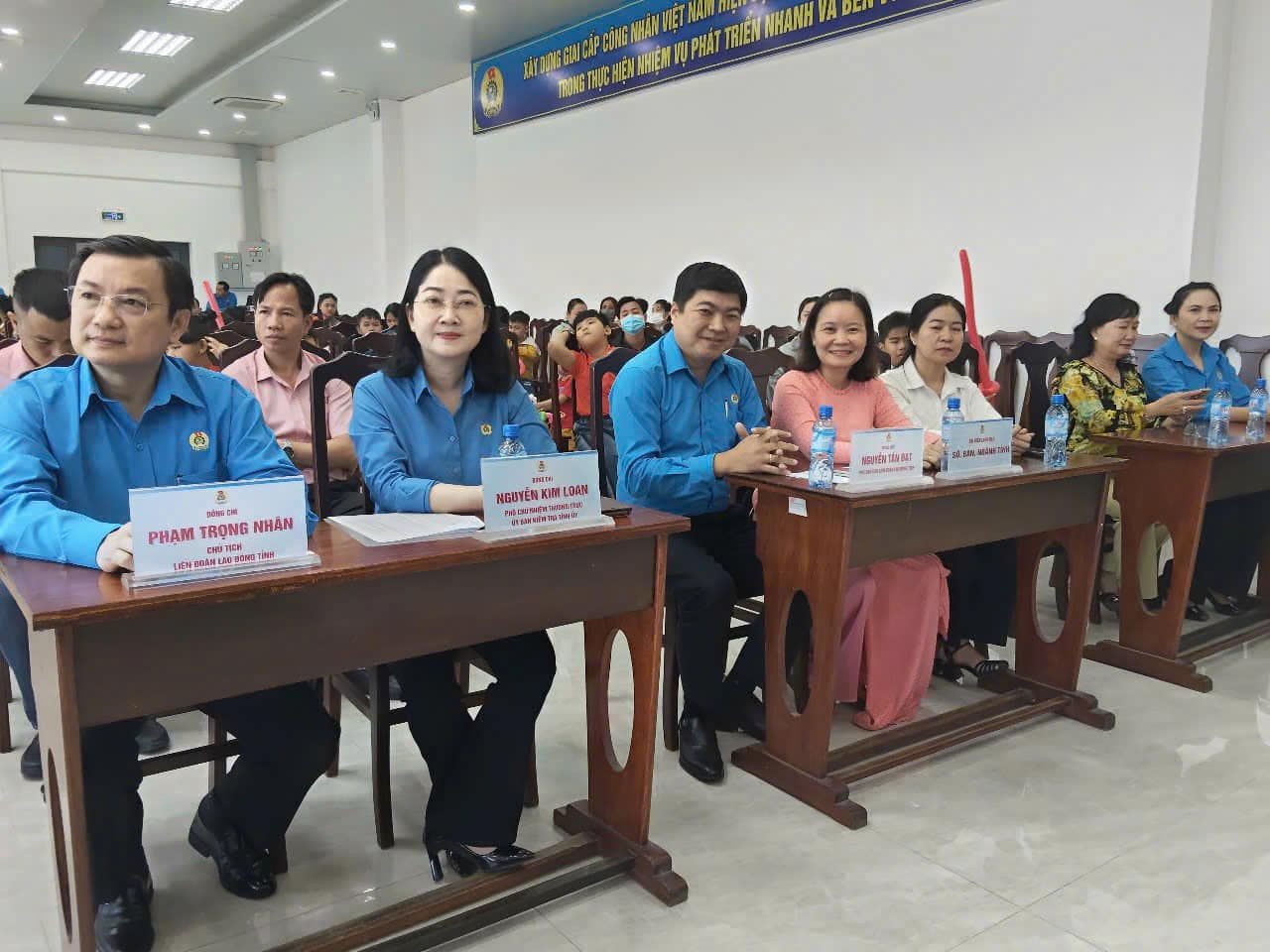 Có thể là hình ảnh về 7 người và văn bản