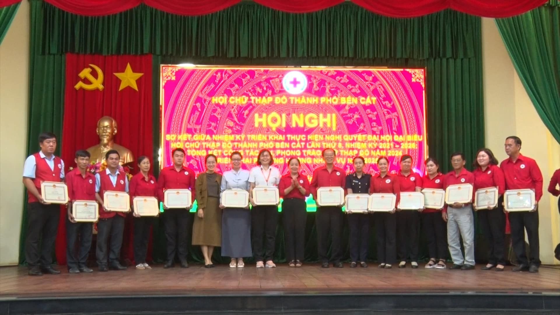 Có thể là hình ảnh về 15 người và văn bản