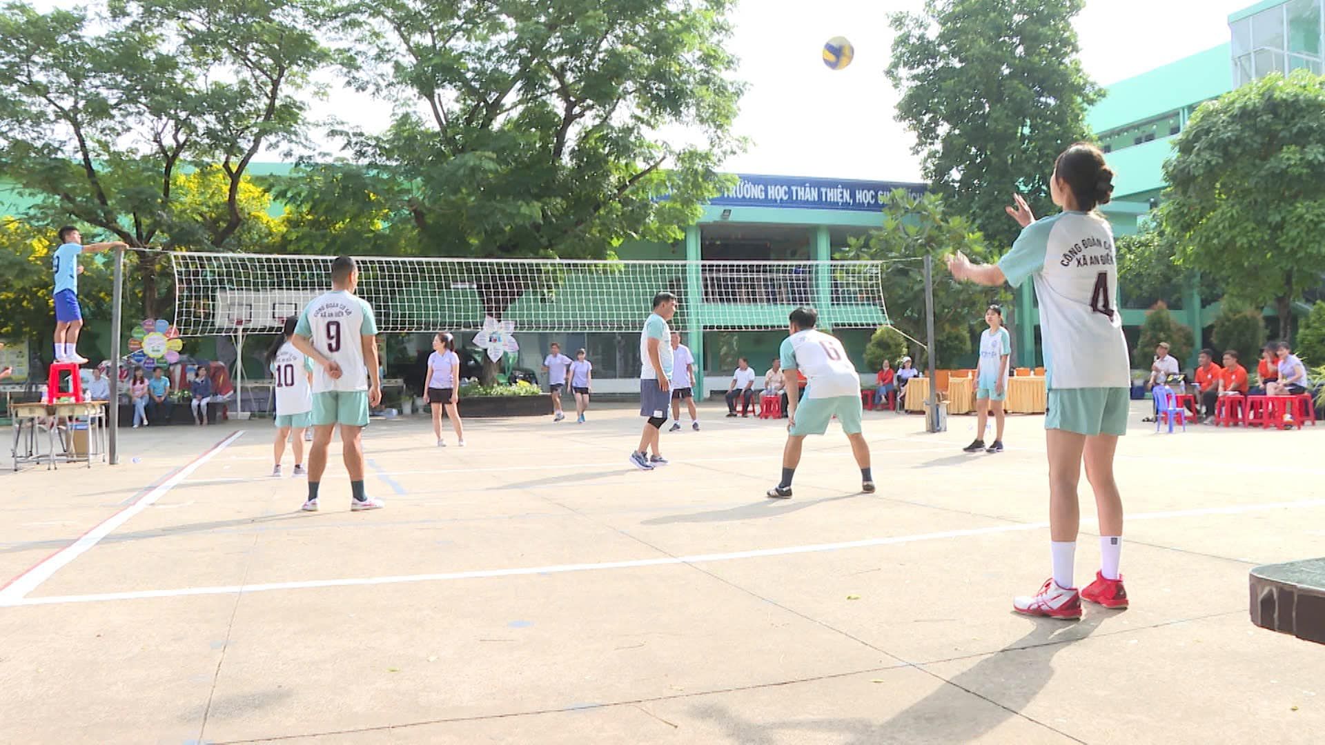 Có thể là hình ảnh về 13 người, mọi người đang chơi bóng chuyền, mọi người đang chơi bóng rổ và văn bản