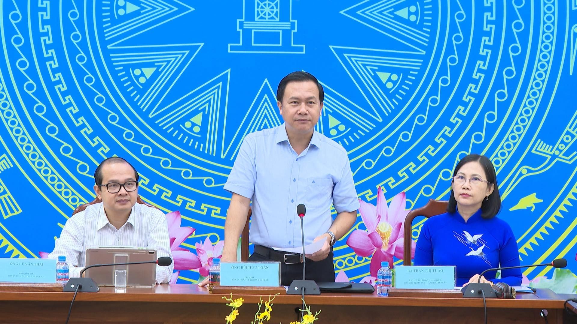 May be an image of 3 people, newsroom and text