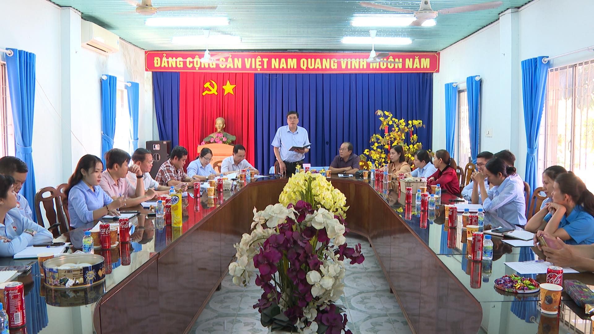 Có thể là hình ảnh về 12 người, đền thờ và văn bản