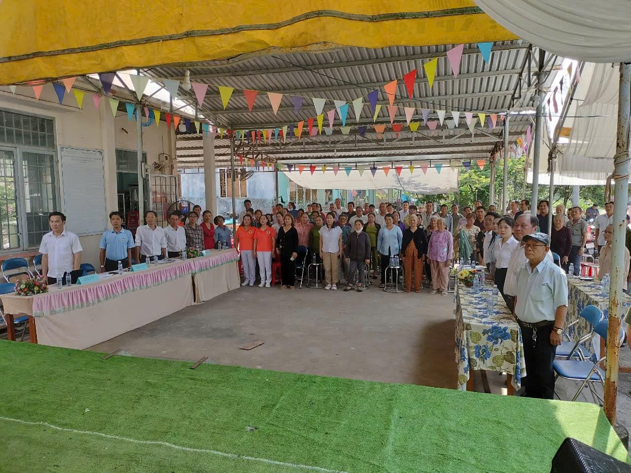 Có thể là hình ảnh về 7 người và thiết bị chiếu sáng