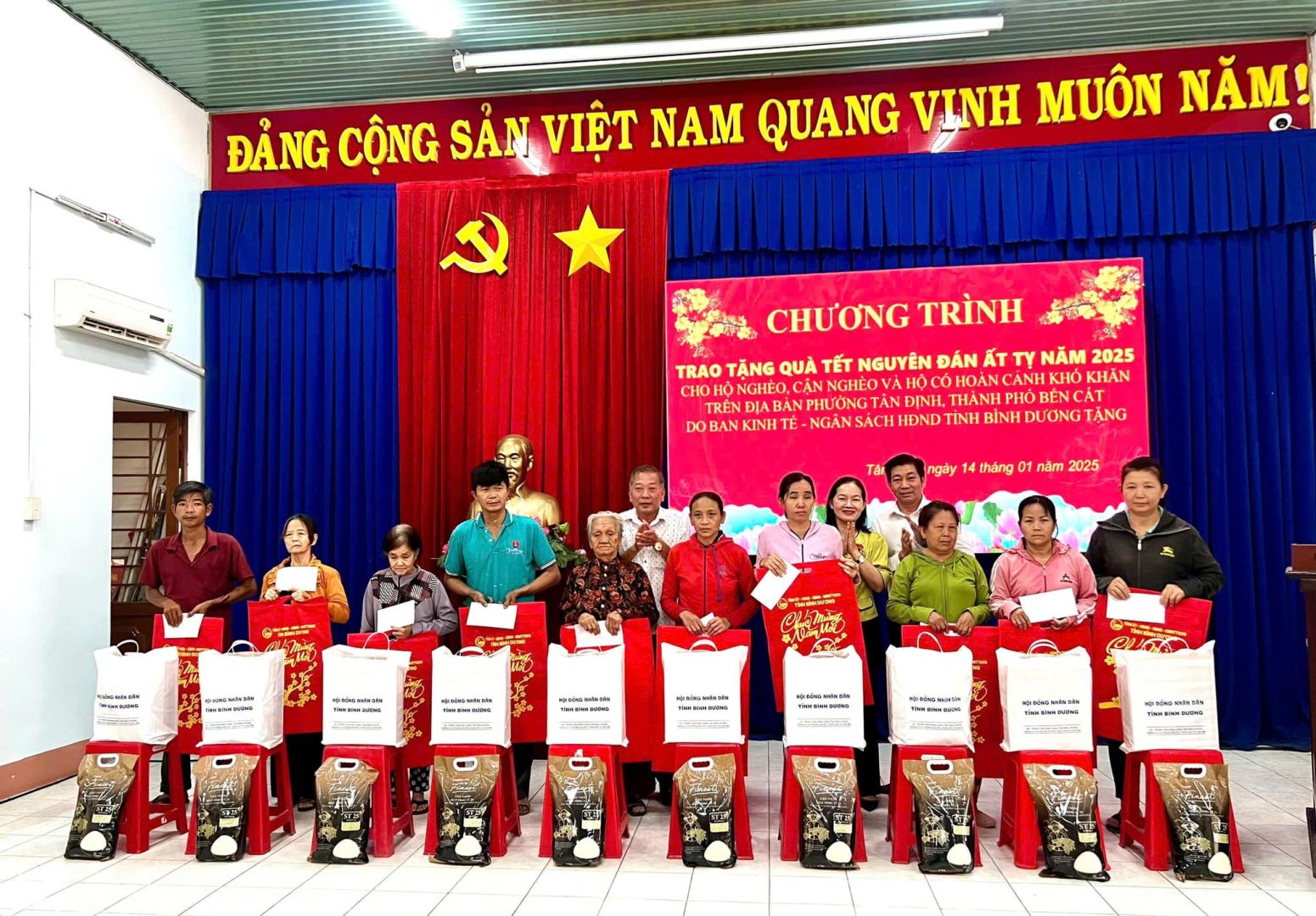 Có thể là hình ảnh về 13 người và văn bản