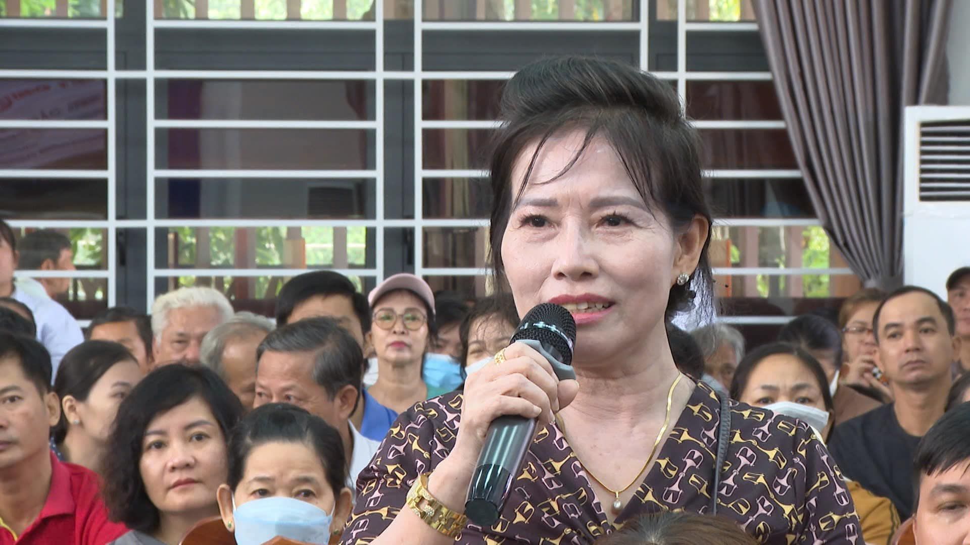 Có thể là hình ảnh về 5 người
