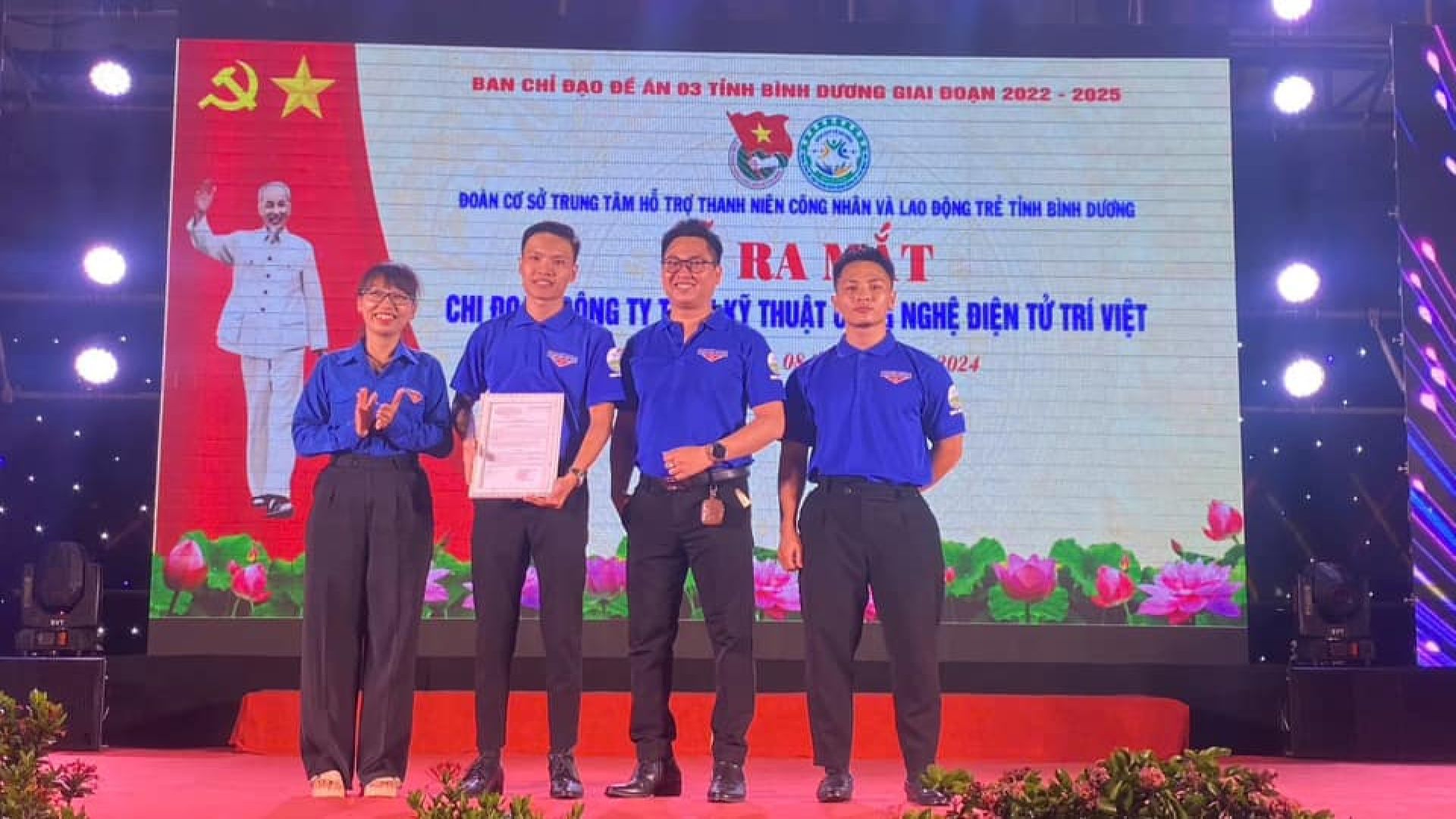 Có thể là hình ảnh về 5 người và văn bản