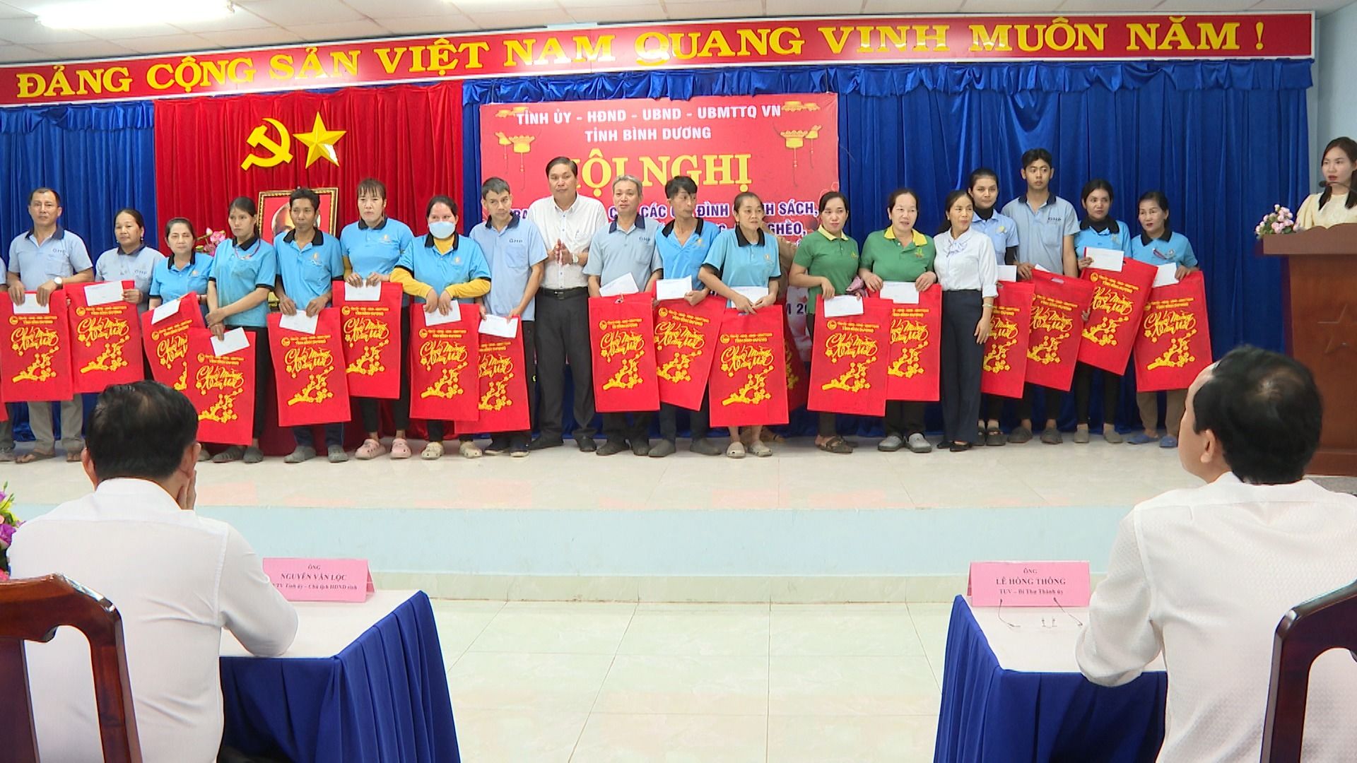 Có thể là hình ảnh về 12 người và văn bản