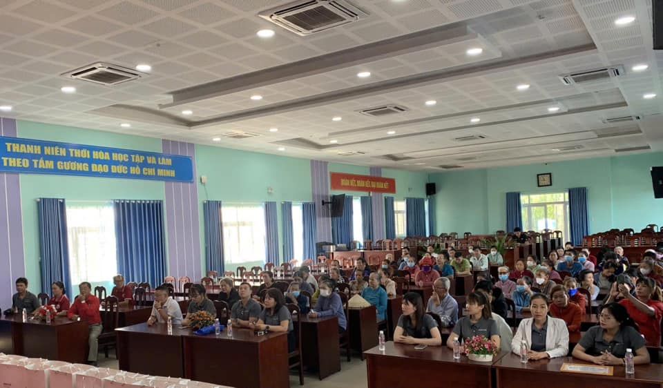 Có thể là hình ảnh về 5 người, mọi người đang học, đám đông và văn bản